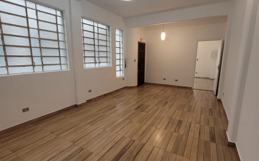 Apartamento para alugar possuí 127,00 M² com 03 dormitórios no Centro de Curitiba/PR