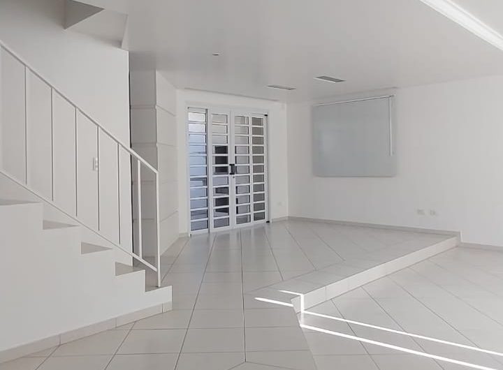 Sobrado para alugar possuí 299,80 M² com 03 dormitórios no Jardim Social, Curitiba/PR