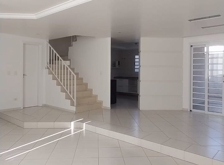Sobrado para alugar possuí 299,80 M² com 03 dormitórios no Jardim Social, Curitiba/PR