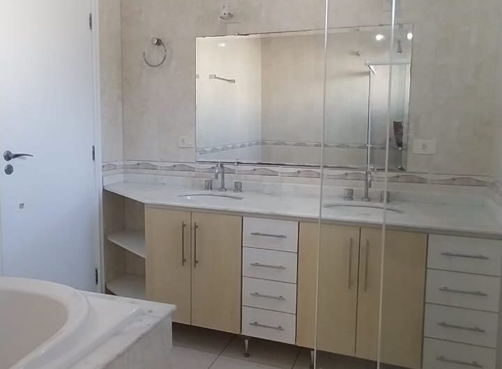 Sobrado para alugar possuí 299,80 M² com 03 dormitórios no Jardim Social, Curitiba/PR