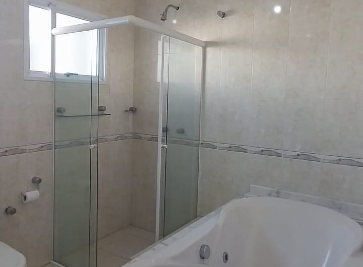 Sobrado para alugar possuí 299,80 M² com 03 dormitórios no Jardim Social, Curitiba/PR