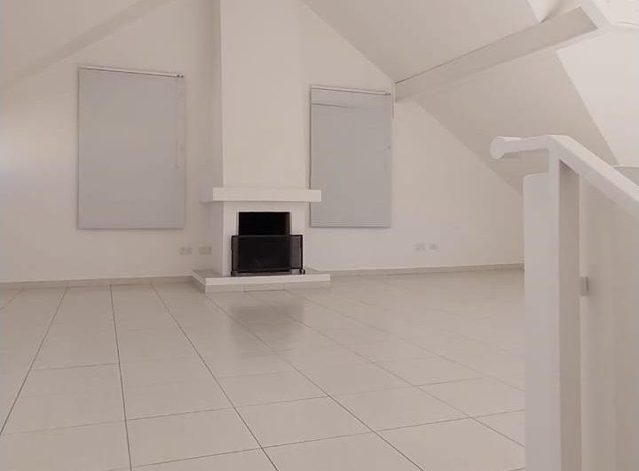 Sobrado para alugar possuí 299,80 M² com 03 dormitórios no Jardim Social, Curitiba/PR
