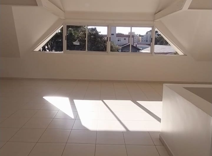 Sobrado para alugar possuí 299,80 M² com 03 dormitórios no Jardim Social, Curitiba/PR