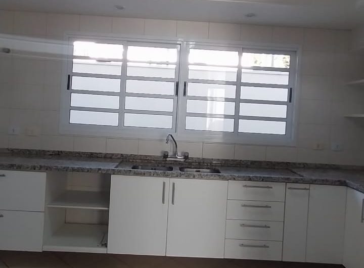 Sobrado para alugar possuí 299,80 M² com 03 dormitórios no Jardim Social, Curitiba/PR